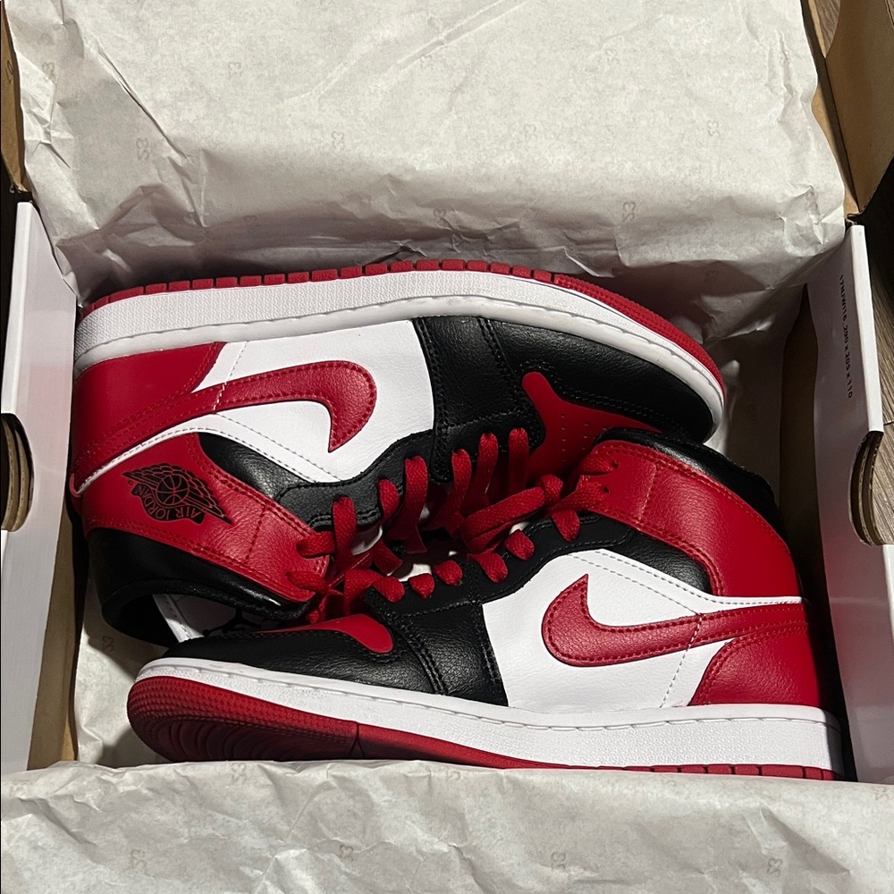 Red and Black High-Top Sneakers Woman’s 7